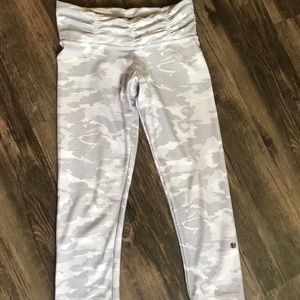 STRUT-THIS The Hudson Capri Legging in White Camo